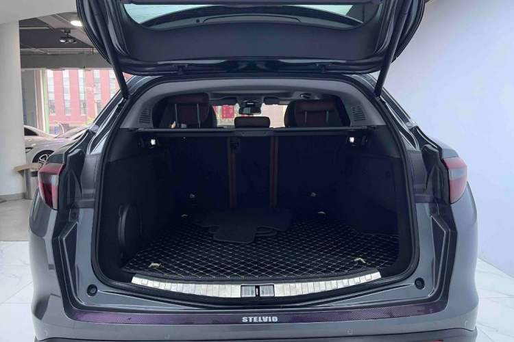 Used Alfa Romeo Stelvio 2017 2.0T 200HP Luxury Edition Trunk