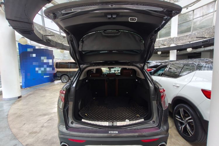 Used Alfa Romeo Stelvio 2017 2.0T 200HP Luxury Edition Trunk