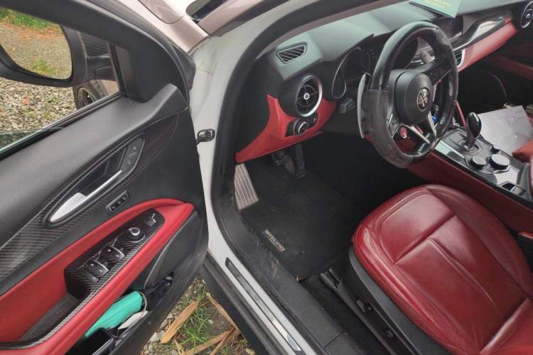 Used Alfa Romeo Stelvio 2017 2.0T 280HP Luxury Edition Driver Seat