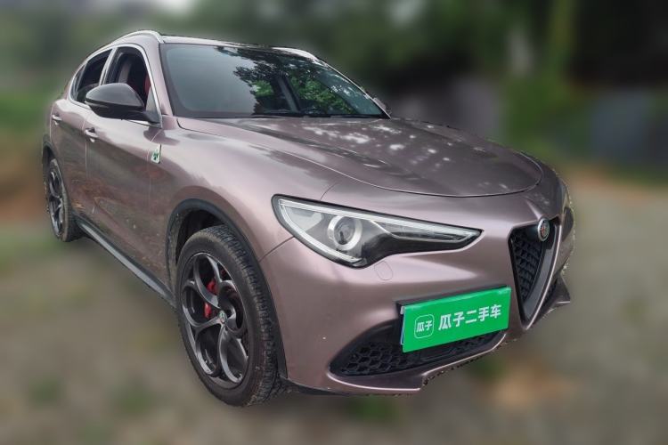 Used Alfa Romeo Stelvio 2017 2.0T 280HP Luxury Edition Front Right 45 Deg