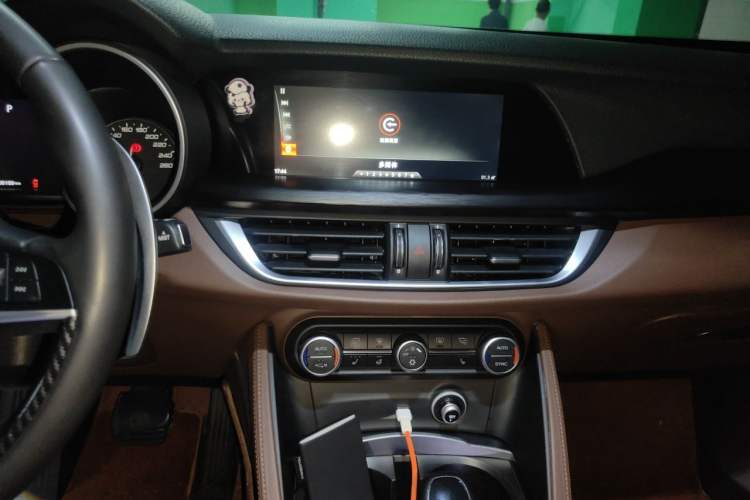 Used Alfa Romeo Stelvio 2017 2.0T 280HP Luxury Edition Audio And AC Panel