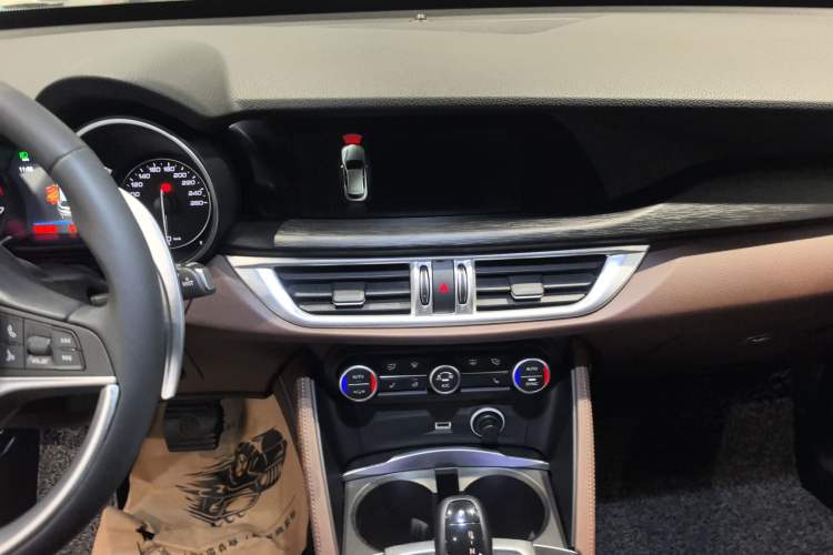 Used Alfa Romeo Stelvio 2017 2.0T 280HP Luxury Edition Audio And AC Panel