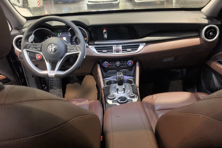 Used Alfa Romeo Stelvio 2017 2.0T 280HP Luxury Edition Center Console