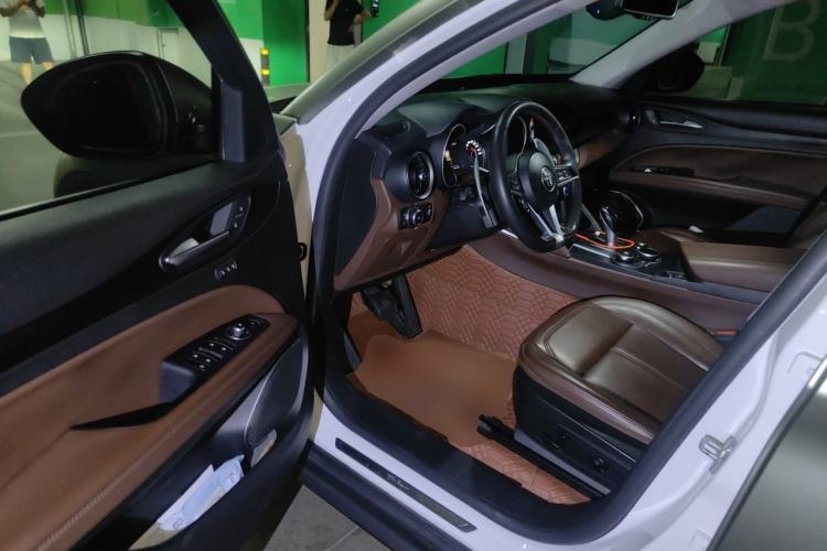 Used Alfa Romeo Stelvio 2017 2.0T 280HP Luxury Edition Driver Seat