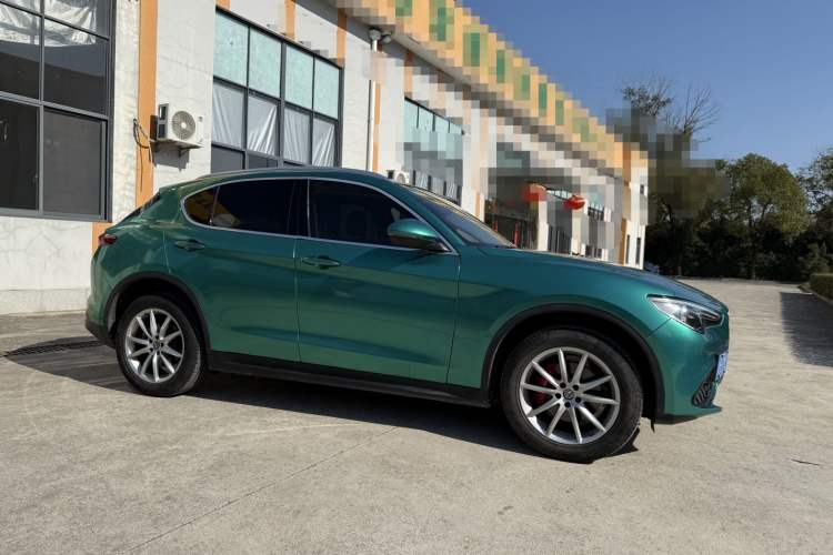 Used Alfa Romeo Stelvio 2017 2.0T 200HP Luxury Edition Exterior 5