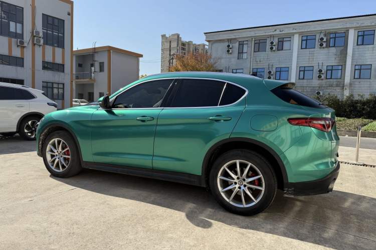 Used Alfa Romeo Stelvio 2017 2.0T 200HP Luxury Edition Exterior 8