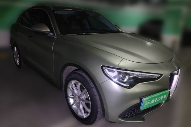 Used Alfa Romeo Stelvio 2017 2.0T 280HP Luxury Edition Front Right 45 Deg
