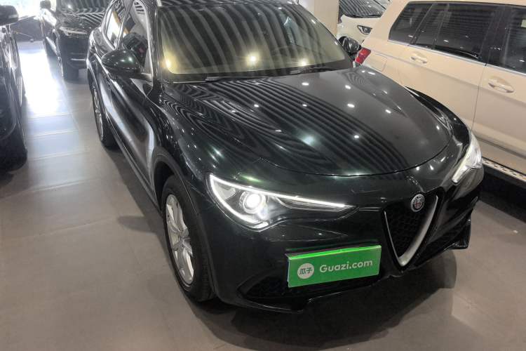 Used Alfa Romeo Stelvio 2017 2.0T 280HP Luxury Edition Front Right 45 Deg