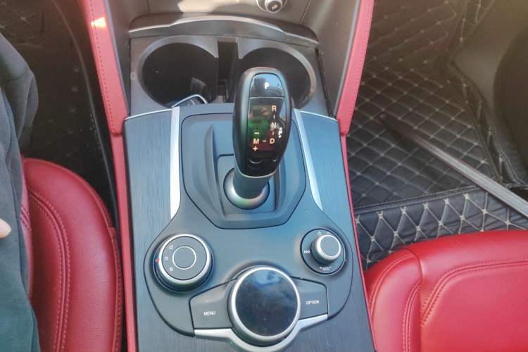Used Alfa Romeo Stelvio 2017 2.0T 200HP Luxury Edition Gear Lever