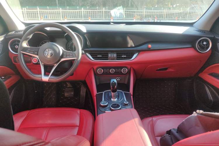 Used Alfa Romeo Stelvio 2017 2.0T 200HP Luxury Edition Interior 2