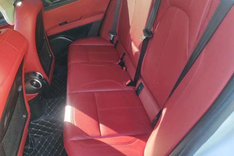 Used Alfa Romeo Stelvio 2017 2.0T 200HP Luxury Edition Interior 4