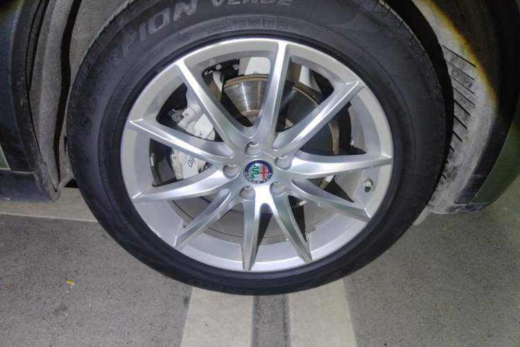 Used Alfa Romeo Stelvio 2017 2.0T 280HP Luxury Edition Right Front Wheel Hub