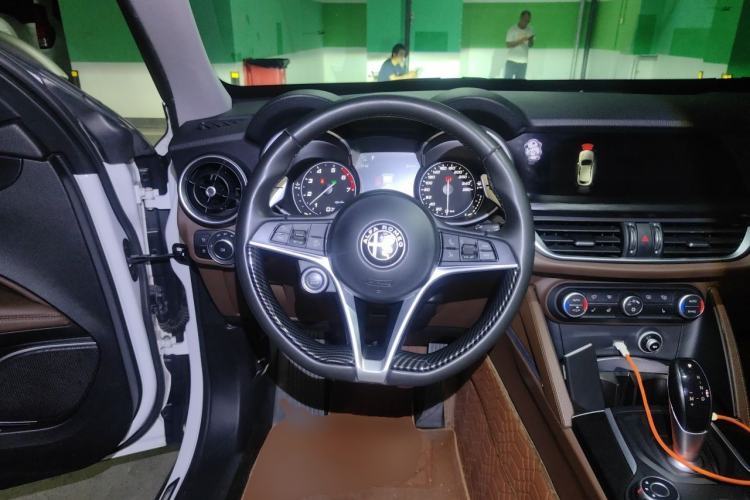 Used Alfa Romeo Stelvio 2017 2.0T 280HP Luxury Edition Steering Wheel