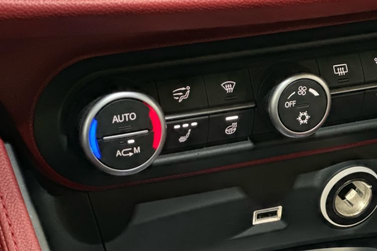 Used Alfa Romeo Stelvio 2017 2.0T 200HP Luxury Edition Audio And AC Panel