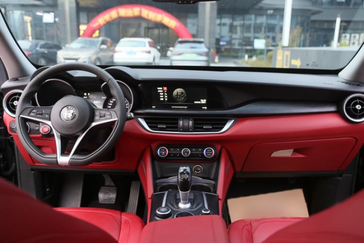 Used Alfa Romeo Stelvio 2017 2.0T 200HP Luxury Edition Interior 3