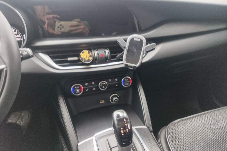 Used Alfa Romeo Stelvio 2017 2.0T 200HP Elite Edition Audio And AC Panel