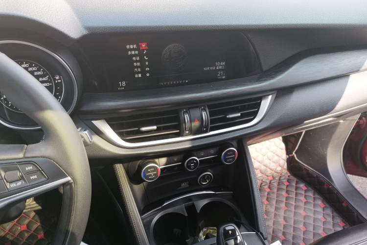 Used Alfa Romeo Stelvio 2017 2.0T 280HP Luxury Edition Audio And AC Panel