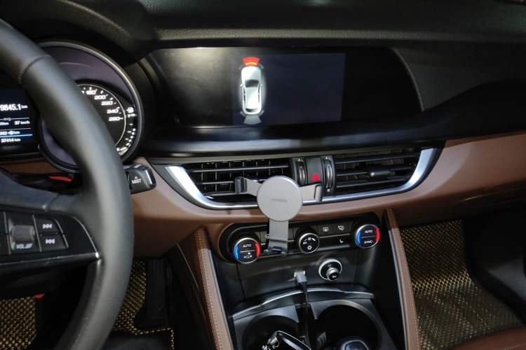 Used Alfa Romeo Stelvio 2017 2.0T 200HP Elite Edition Audio And AC Panel