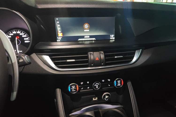 Used Alfa Romeo Stelvio 2017 2.0T 280HP Luxury Edition Audio And AC Panel