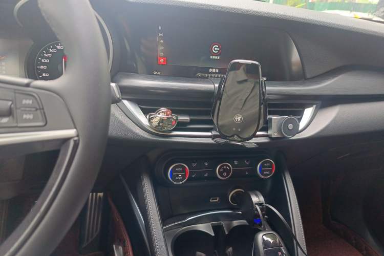 Used Alfa Romeo Stelvio 2017 2.0T 200HP Elite Edition Audio And AC Panel