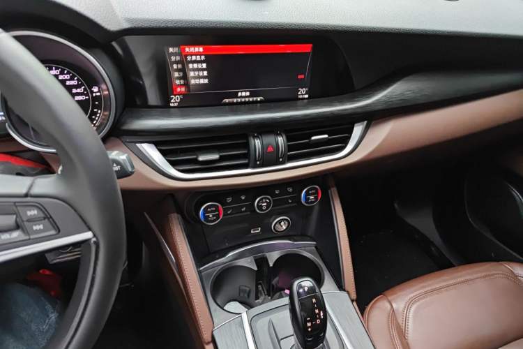 Used Alfa Romeo Stelvio 2017 2.0T 200HP Luxury Edition Audio And AC Panel