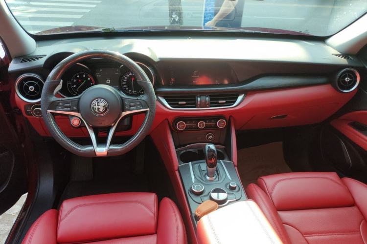 Used Alfa Romeo Stelvio 2017 2.0T 280HP Luxury Edition Center Console