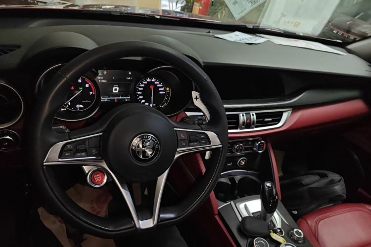 Used Alfa Romeo Stelvio 2017 2.0T 280HP Luxury Edition Center Console