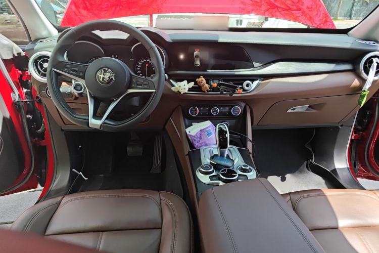 Used Alfa Romeo Stelvio 2017 2.0T 200HP Luxury Edition Center Console