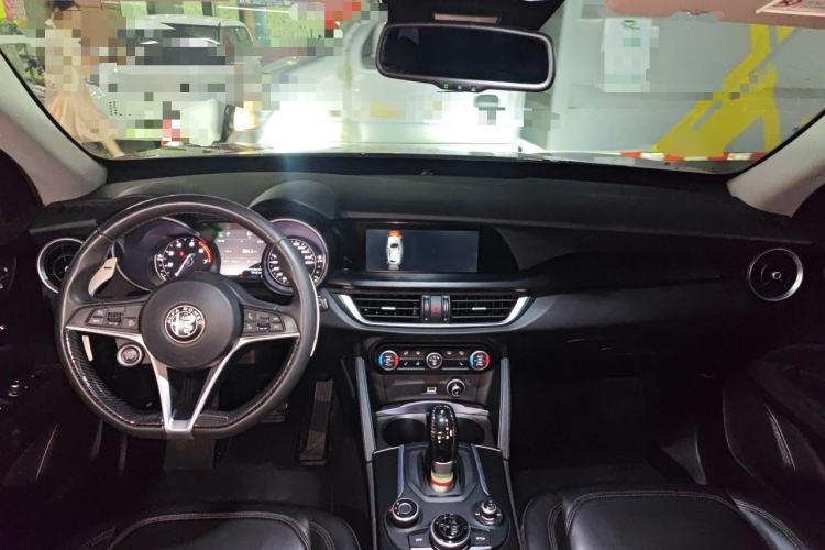 Used Alfa Romeo Stelvio 2017 2.0T 280HP Luxury Edition Center Console