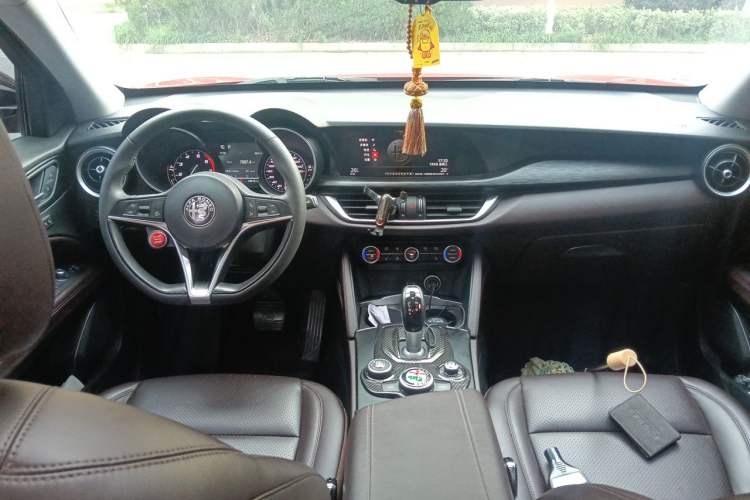 Used Alfa Romeo Stelvio 2017 2.0T 200HP Luxury Edition Center Console