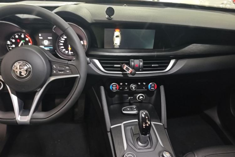 Used Alfa Romeo Stelvio 2017 2.0T 200HP Elite Edition Center Console