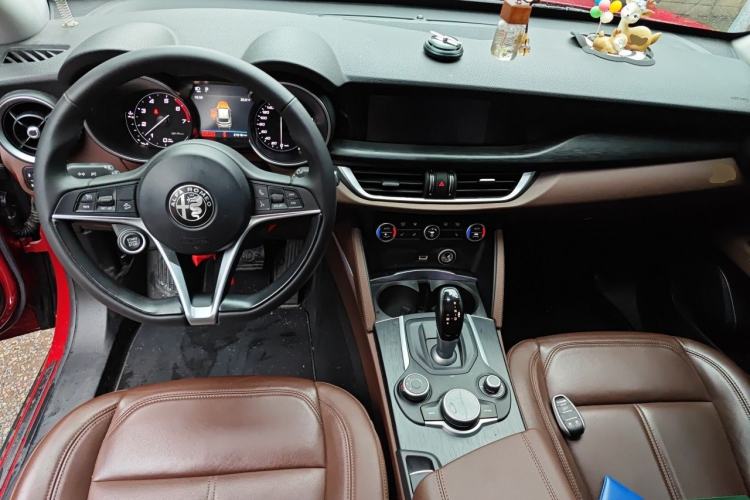 Used Alfa Romeo Stelvio 2017 2.0T 200HP Luxury Edition Center Console