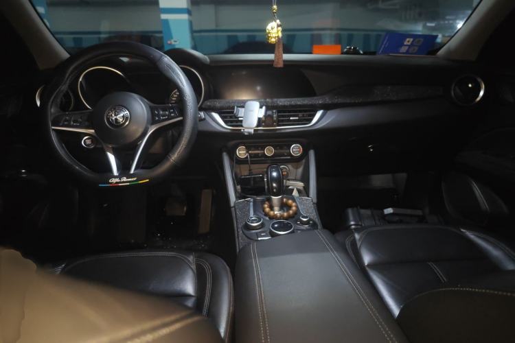Used Alfa Romeo Stelvio 2017 2.0T 200HP Luxury Edition Center Console