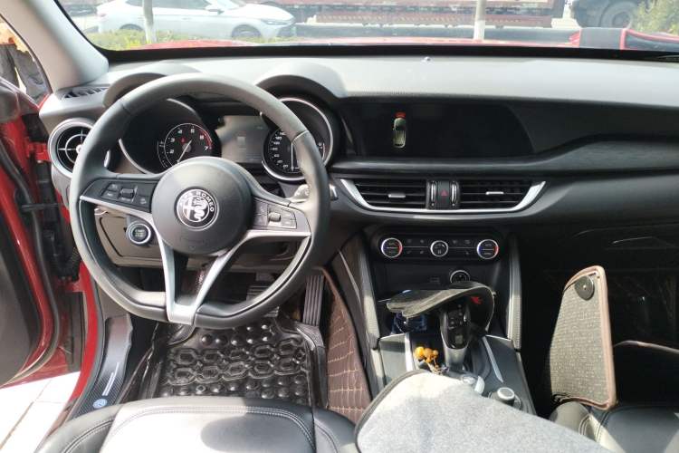 Used Alfa Romeo Stelvio 2017 2.0T 200HP Luxury Edition Center Console