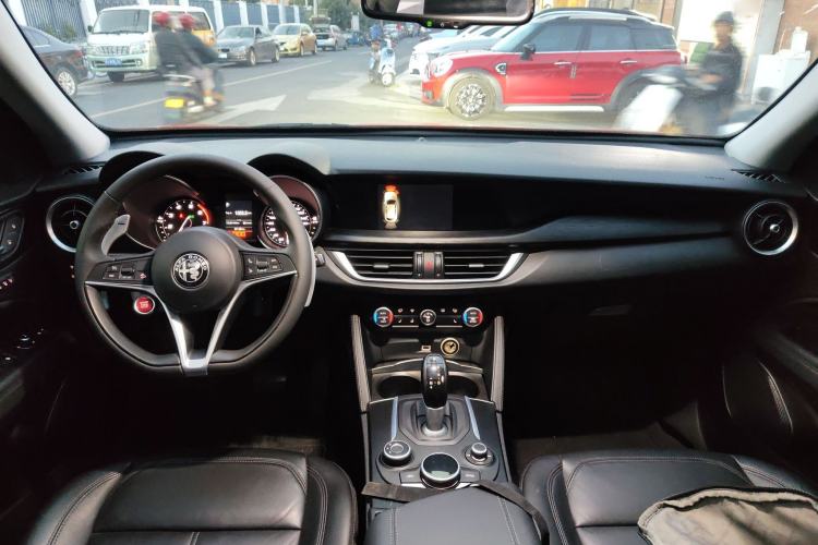 Used Alfa Romeo Stelvio 2017 2.0T 200HP Elite Edition Center Console