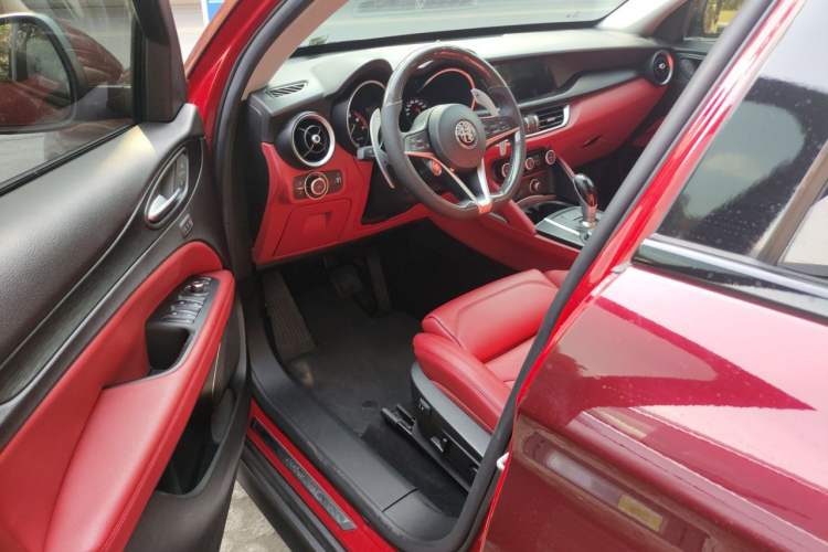 Used Alfa Romeo Stelvio 2017 2.0T 280HP Luxury Edition Driver Seat