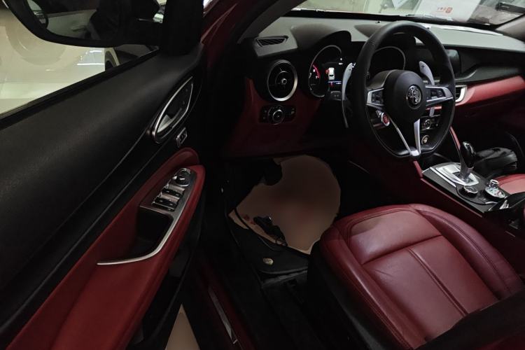 Used Alfa Romeo Stelvio 2017 2.0T 280HP Luxury Edition Driver Seat