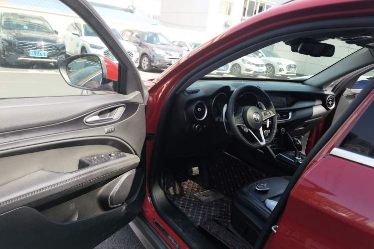 Used Alfa Romeo Stelvio 2017 2.0T 280HP Luxury Edition Driver Seat