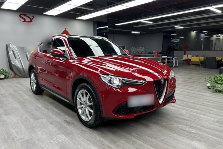 Used Alfa Romeo Stelvio 2017 2.0T 200HP Luxury Edition Exterior 2