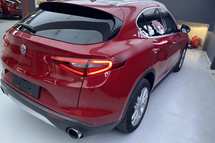 Used Alfa Romeo Stelvio 2017 2.0T 280HP Luxury Edition Exterior 2