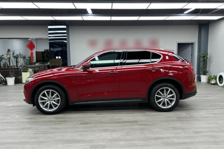 Used Alfa Romeo Stelvio 2017 2.0T 200HP Luxury Edition Exterior 3
