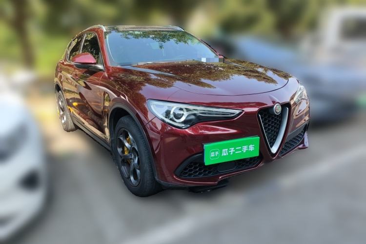 Used Alfa Romeo Stelvio 2017 2.0T 280HP Luxury Edition Front Right 45 Deg