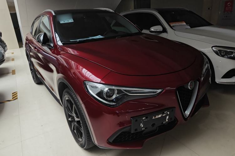 Used Alfa Romeo Stelvio 2017 2.0T 280HP Luxury Edition Front Right 45 Deg