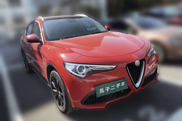 Used Alfa Romeo Stelvio 2017 2.0T 280HP Luxury Edition Front Right 45 Deg