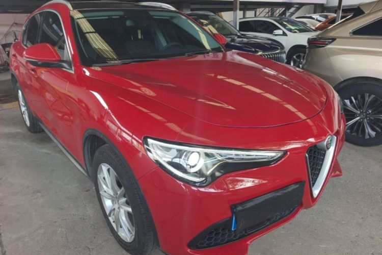 Used Alfa Romeo Stelvio 2017 2.0T 200HP Luxury Edition Front Right 45 Deg