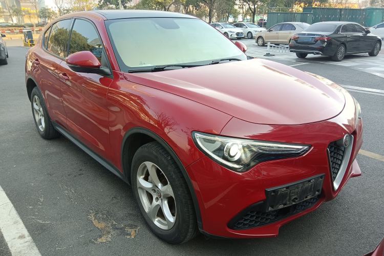Used Alfa Romeo Stelvio 2017 2.0T 200HP Elite Edition Front Right 45 Deg