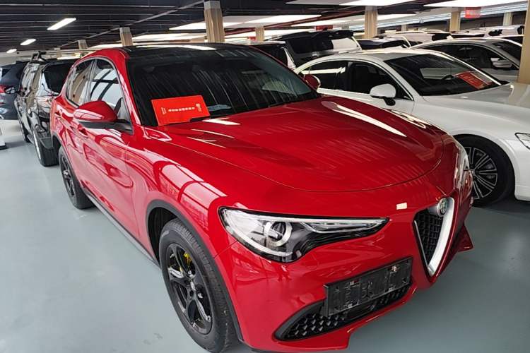 Used Alfa Romeo Stelvio 2017 2.0T 200HP Elite Edition Front Right 45 Deg