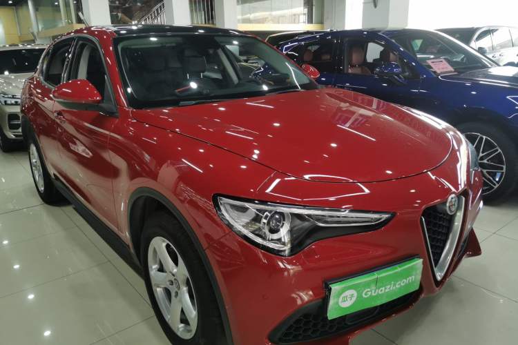 Used Alfa Romeo Stelvio 2017 2.0T 200HP Elite Edition Front Right 45 Deg