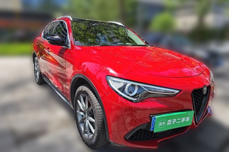 Used Alfa Romeo Stelvio 2017 2.0T 200HP Luxury Edition Front Right 45 Deg