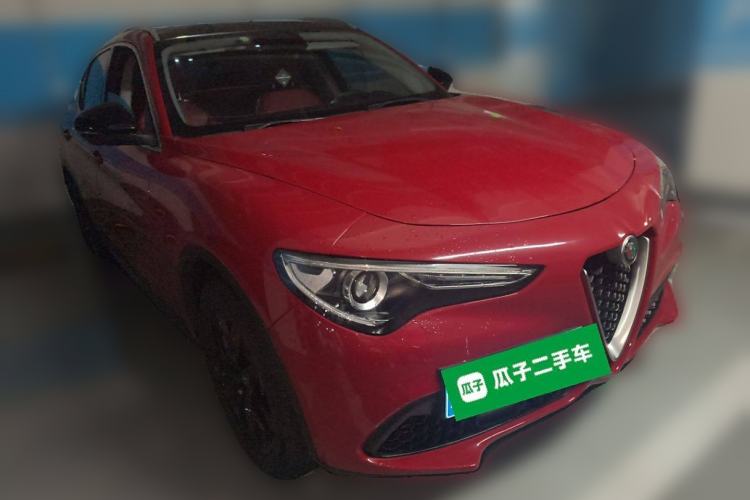 Used Alfa Romeo Stelvio 2017 2.0T 200HP Luxury Edition Front Right 45 Deg